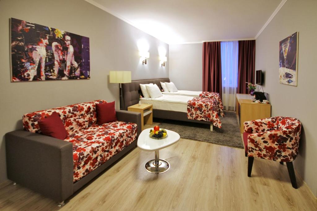 基希讷乌城市公园酒店的酒店客房设有一张沙发和一张床