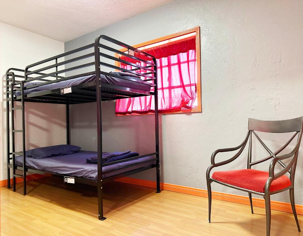 Sin City Hostel客房内的一张或多张床位
