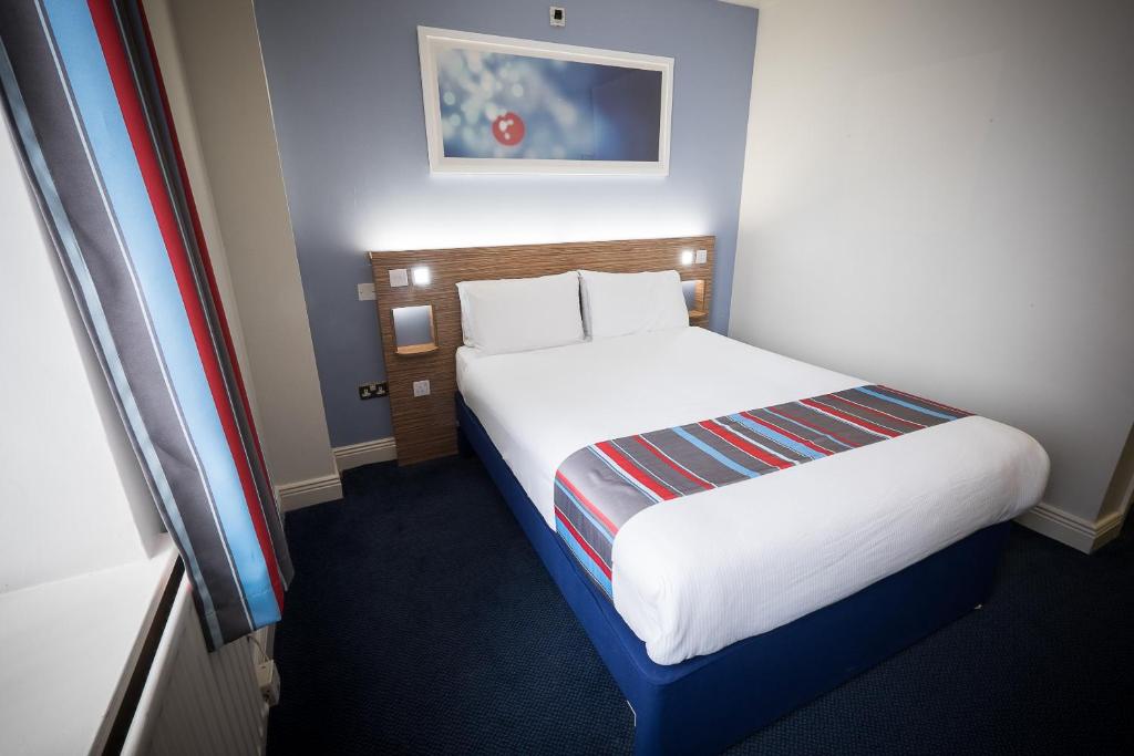 都柏林都柏林城市拉思曼斯酒店的一间酒店客房,客房内配有一张床