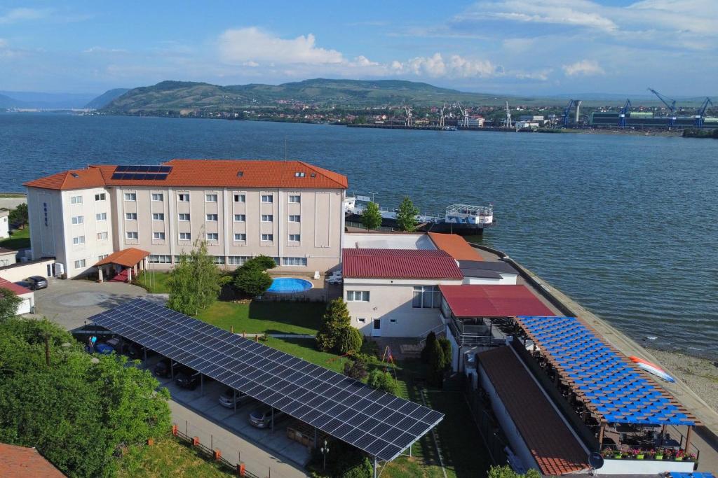 克拉多沃阿夸斯塔多瑙河酒店的一座建筑,在水边设有一组太阳能电池板
