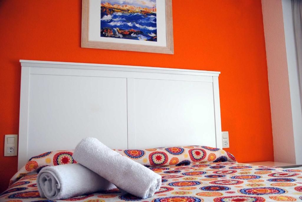 瓦伦西亚Valencia Centro WiFi的一间卧室配有一张橙色墙壁的床