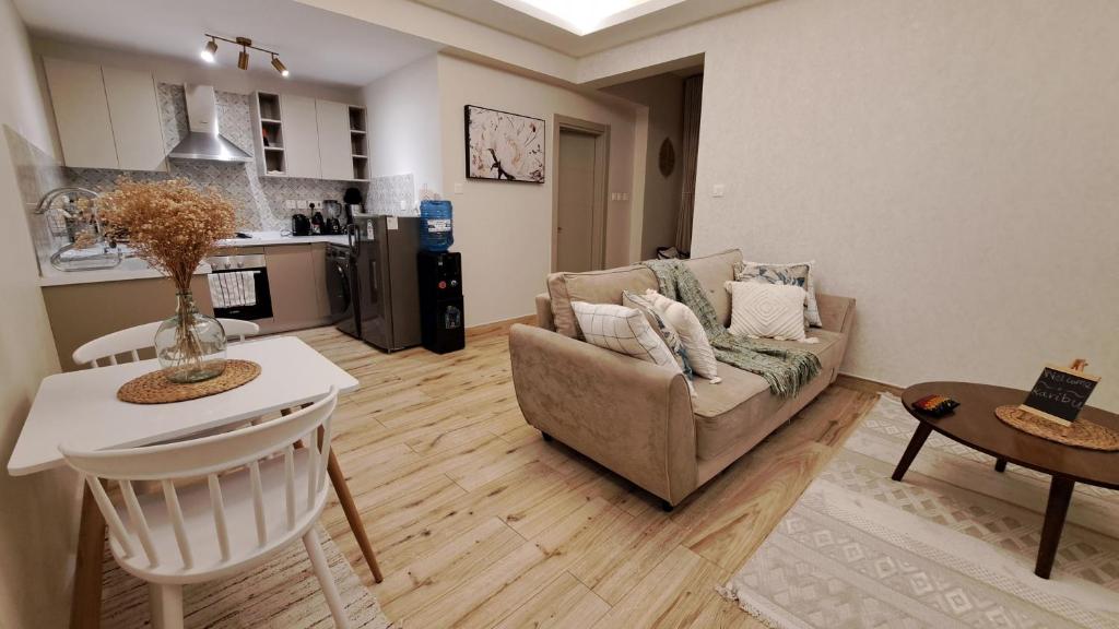 内罗毕LeR Homes的客厅配有沙发和桌子