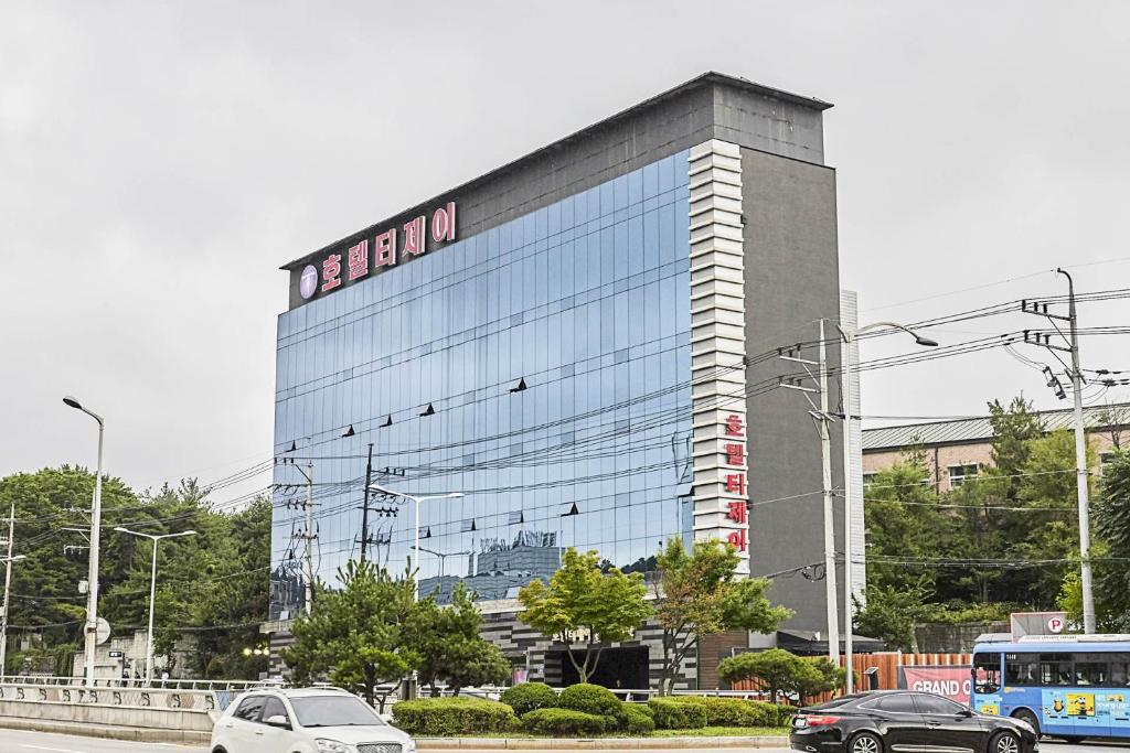 首尔TJ Hotel的建筑的侧面有标志