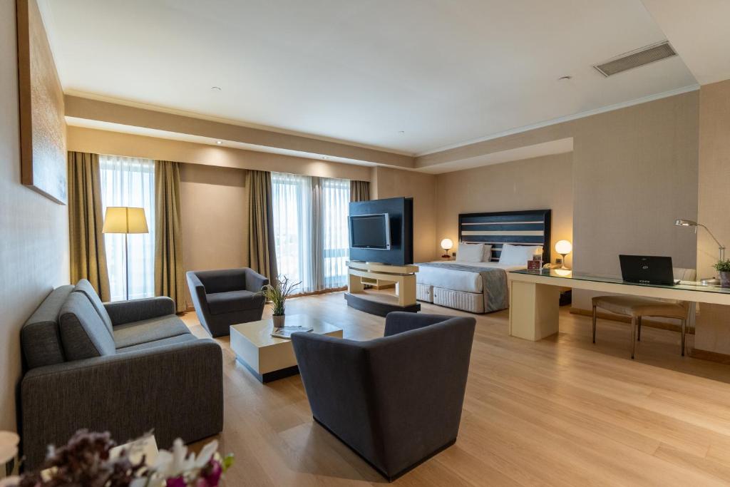 伊斯坦布尔Nova Plaza Prime Hotel的酒店客房设有床和客厅。