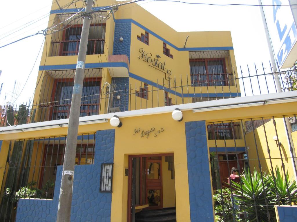 塔克纳Hostal Siglo 21的一座黄色和蓝色建筑