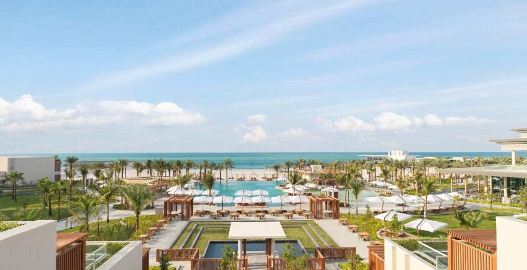 拉斯阿尔卡麦InterContinental Ras Al Khaimah Mina Al Arab Resort & Spa, an IHG Hotel的享有带游泳池和海洋的度假村的空中景致