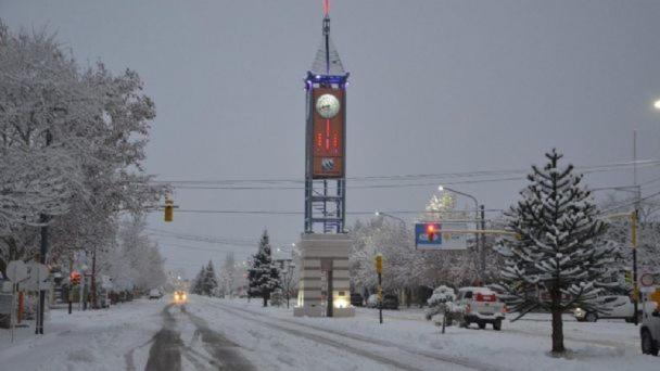 马拉圭Rosetta的雪覆盖的街道中间的钟楼