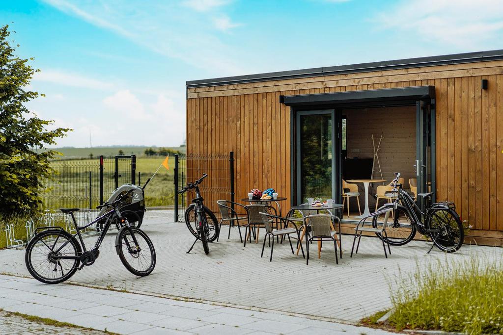 特兹萨茨Bed & Bike Resort Trzęsacz的停在大楼前的一群自行车