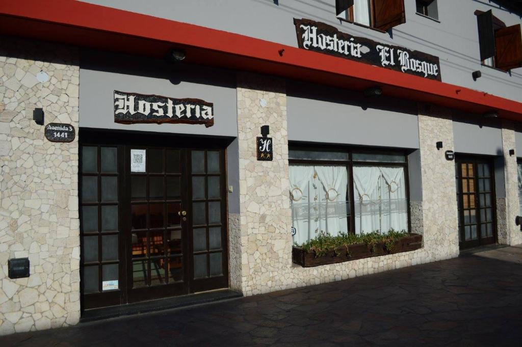格塞尔镇Hostería El Bosque的建筑前方的商店,有窗户