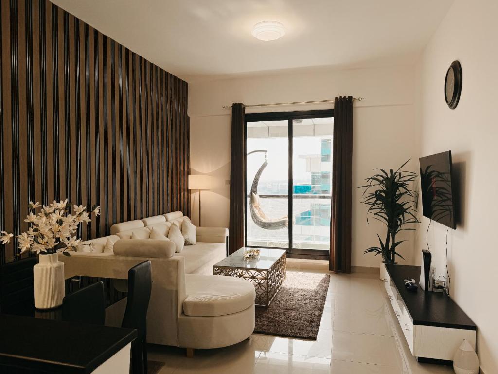 迪拜1BHK luxury Apartment with Marina veiw的客厅配有沙发和桌子