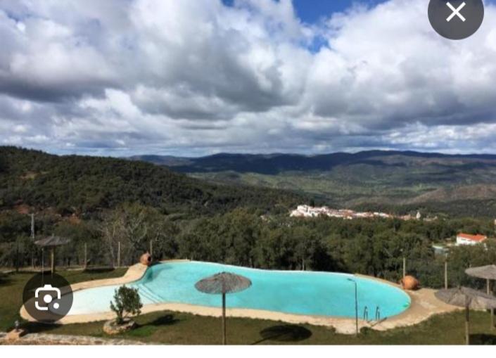 阿拉色那Casa Rural Andalucia Mia的山景游泳池