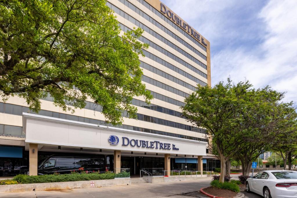 休斯顿DoubleTree by Hilton Houston Medical Center Hotel & Suites的 ⁇ 染牧师办公楼前部
