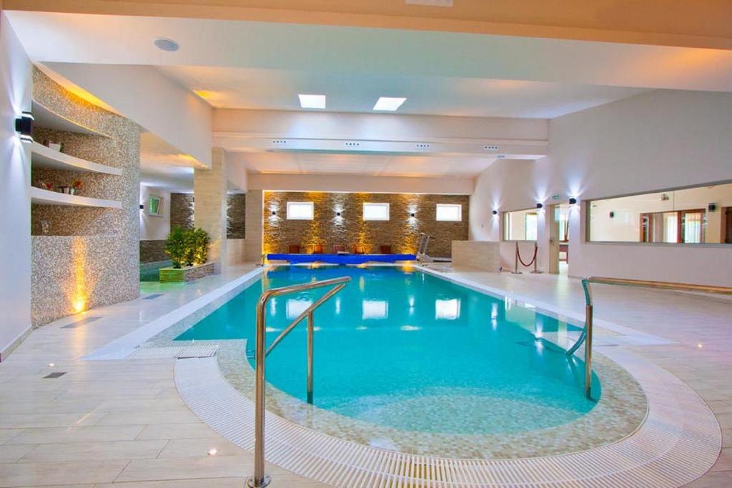 克利默内什蒂阿瑞子特酒店的酒店大堂的大型游泳池