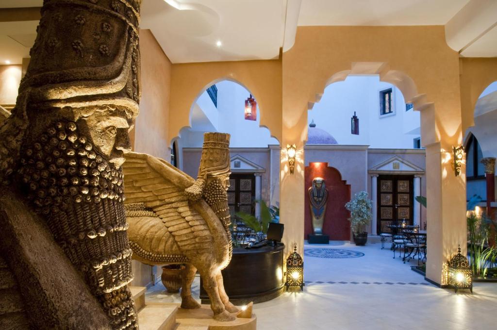 瓦尔扎扎特艺术寺庙酒店的一座建筑大厅里大象的雕像