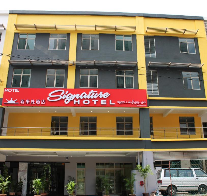 吉隆坡签名酒店@南孟沙的一座大建筑,上面有红色的标志