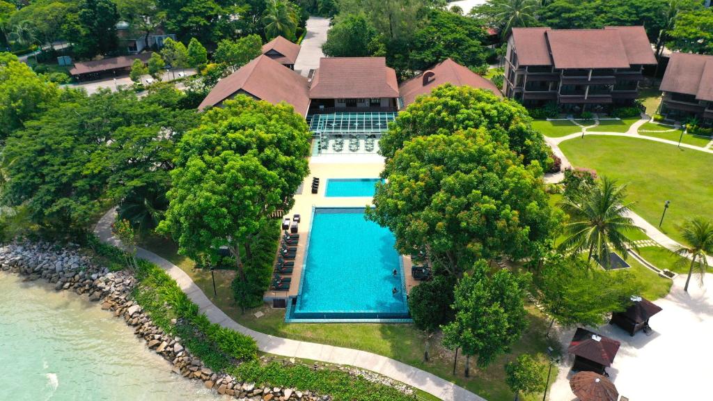 珍南海滩兰卡威波浪别墅度假村的享有带游泳池的房屋的空中景致