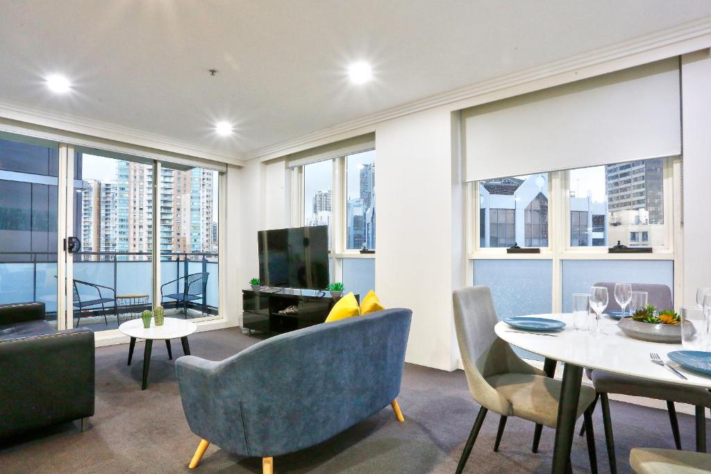 悉尼Stylish 2 Bedroom Apartment Haymarket的客厅配有桌椅和窗户。
