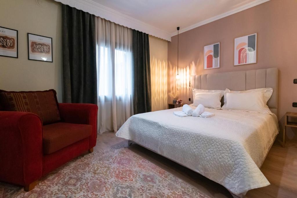 卡尔季察Theasis home的一间卧室配有一张床和一张红色椅子
