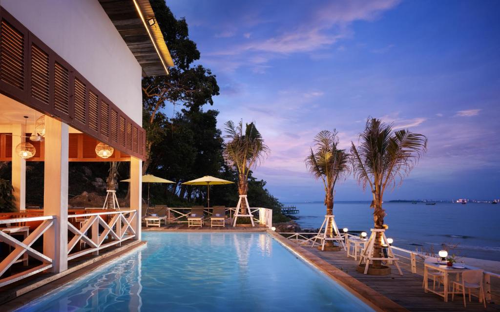 高龙撒冷岛One Beach Resort的海景度假村,设有游泳池