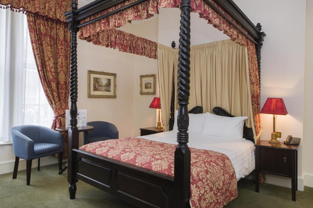 伍斯特白宫酒店客房内的一张或多张床位