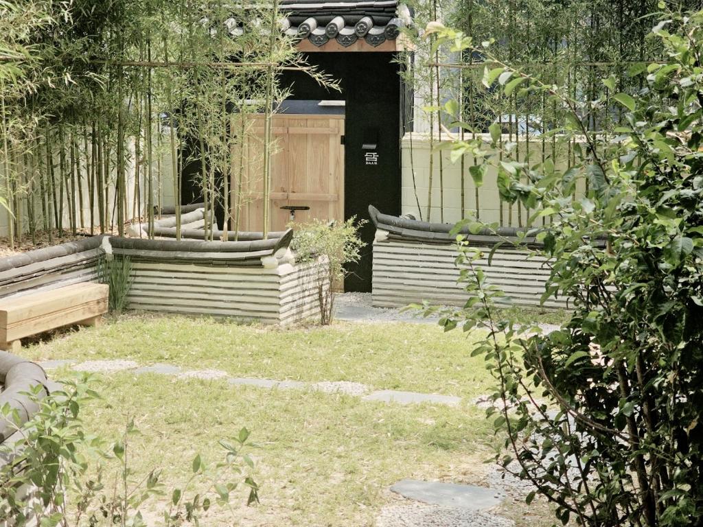 Hanok Hotel DAAM Seoul外面的花园