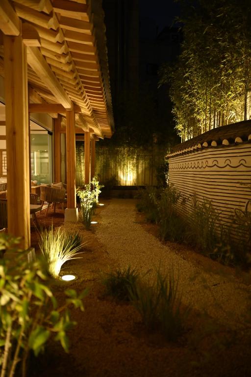 Hanok Hotel DAAM Seoul外面的花园