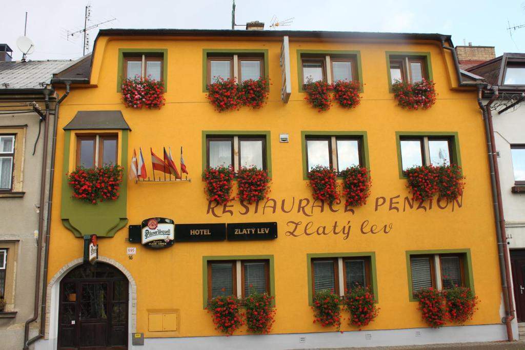 斯维塔维兹拉季列夫旅馆的一座黄色的建筑,里面装有花盒
