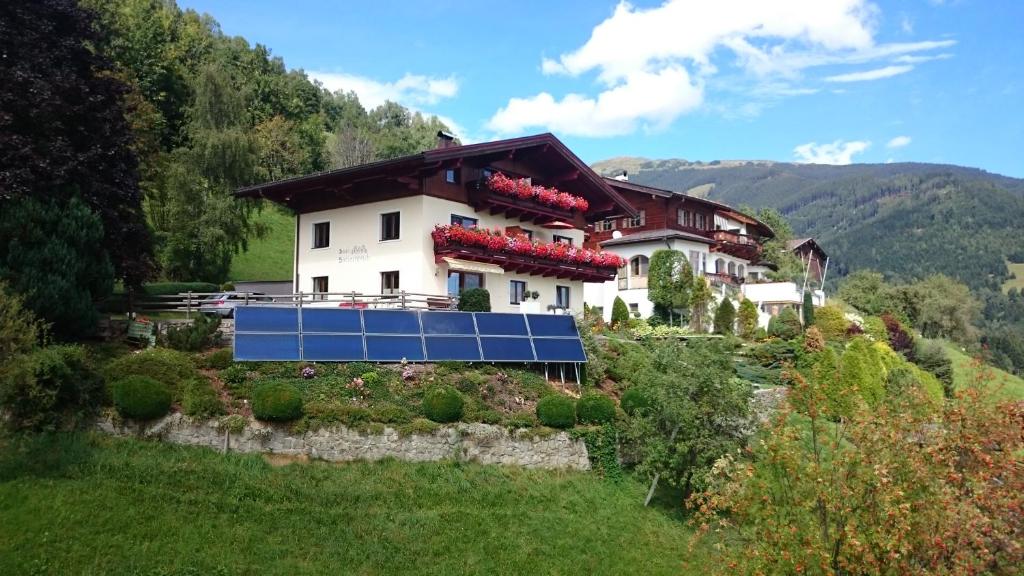 皮森多夫 萨尔斯艾赫里克之家公寓的山上的房子,上面有太阳能电池组