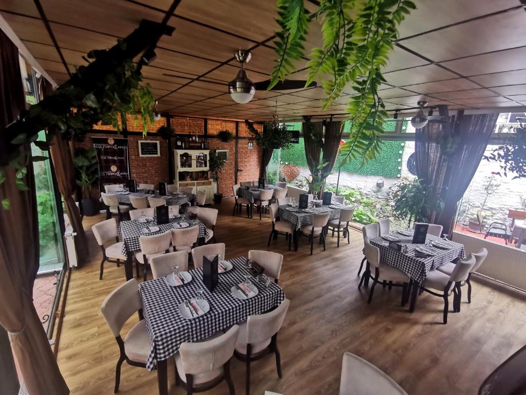 皮罗特Hotel style rooms & restaurant Pirocanac的享有带桌椅的餐厅的顶部景致