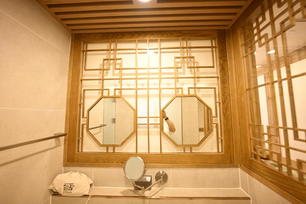 Hanok Hotel DAAM Seoul的一间浴室