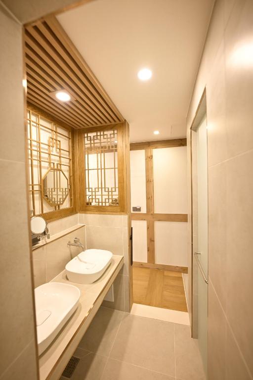 Hanok Hotel DAAM Seoul的一间浴室