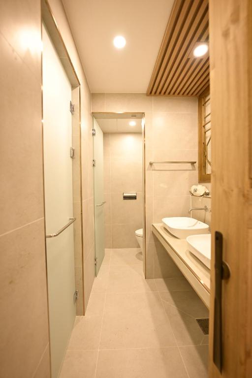 Hanok Hotel DAAM Seoul的一间浴室