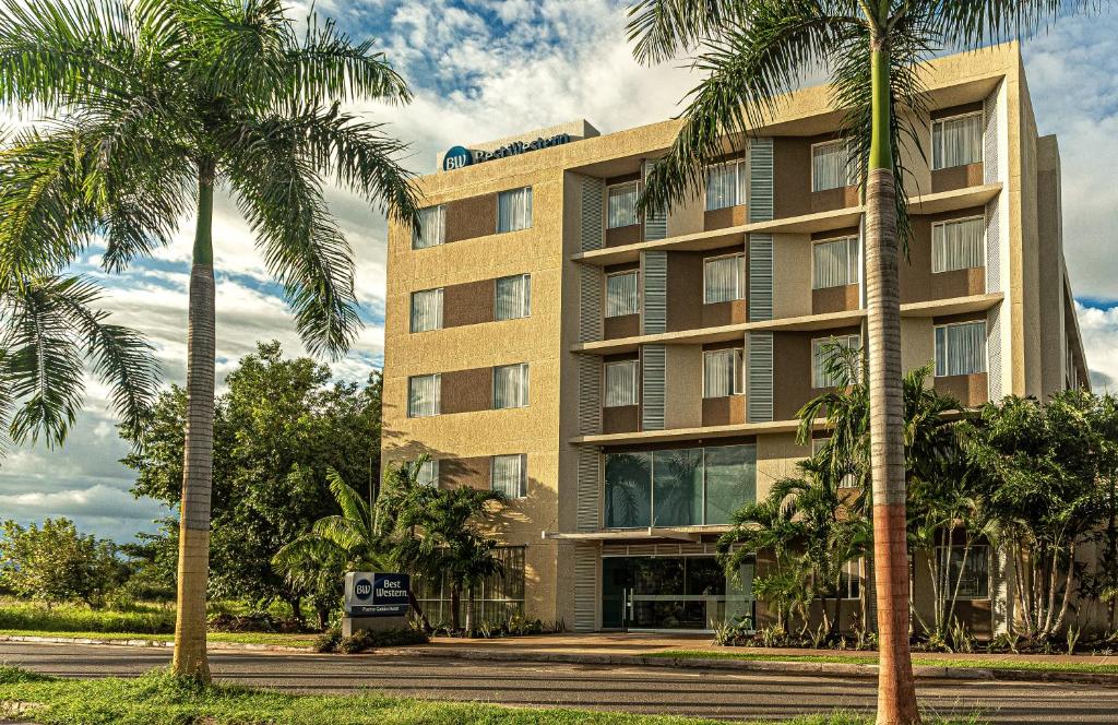 Puerto GaitánBest Western Puerto Gaitan的一座棕榈树建筑