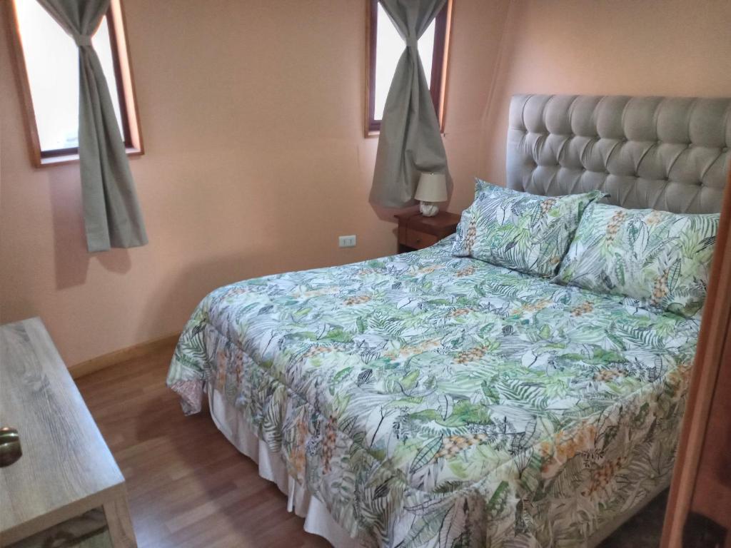 兰卡瓜Domo, tinaja El Rulo Coinco的一间卧室配有一张带鲜花床罩的床