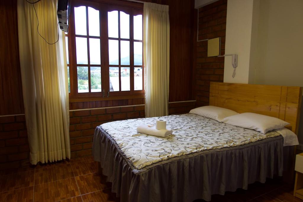 奥克萨潘帕Hospedaje Vista Verde的一间卧室配有一张带蜡烛的床