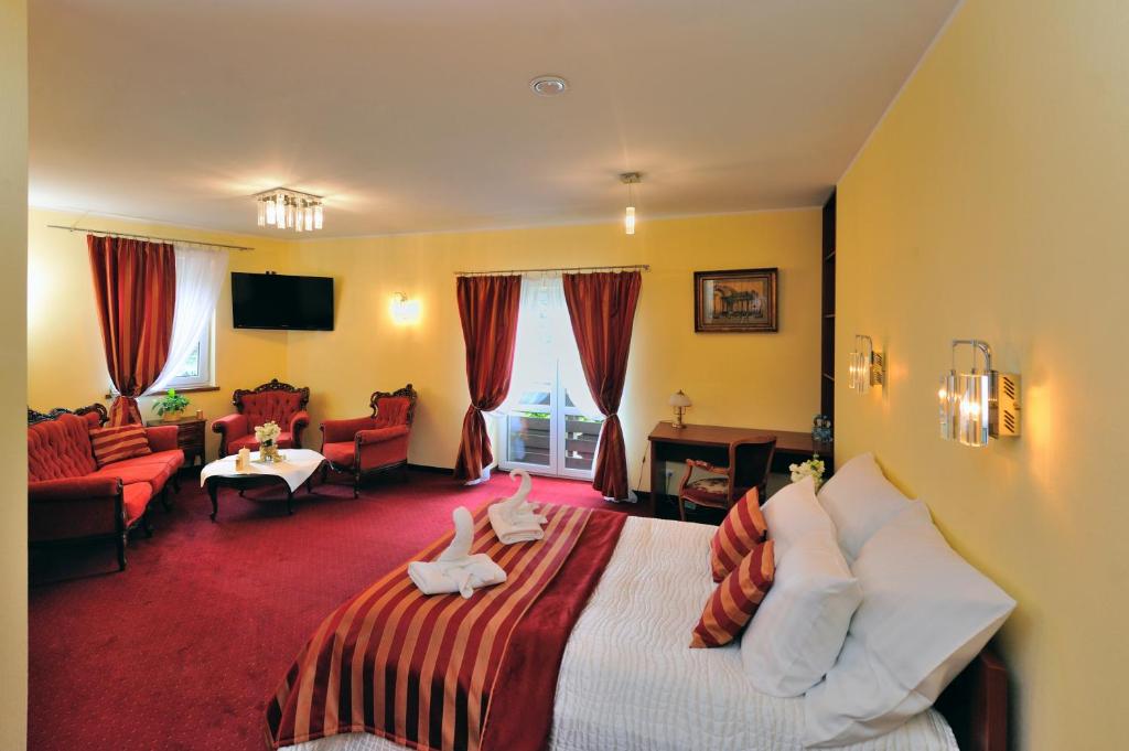 别尔斯克-比亚拉娜布拉力奇酒店的酒店房间,床上有两只填充的动物