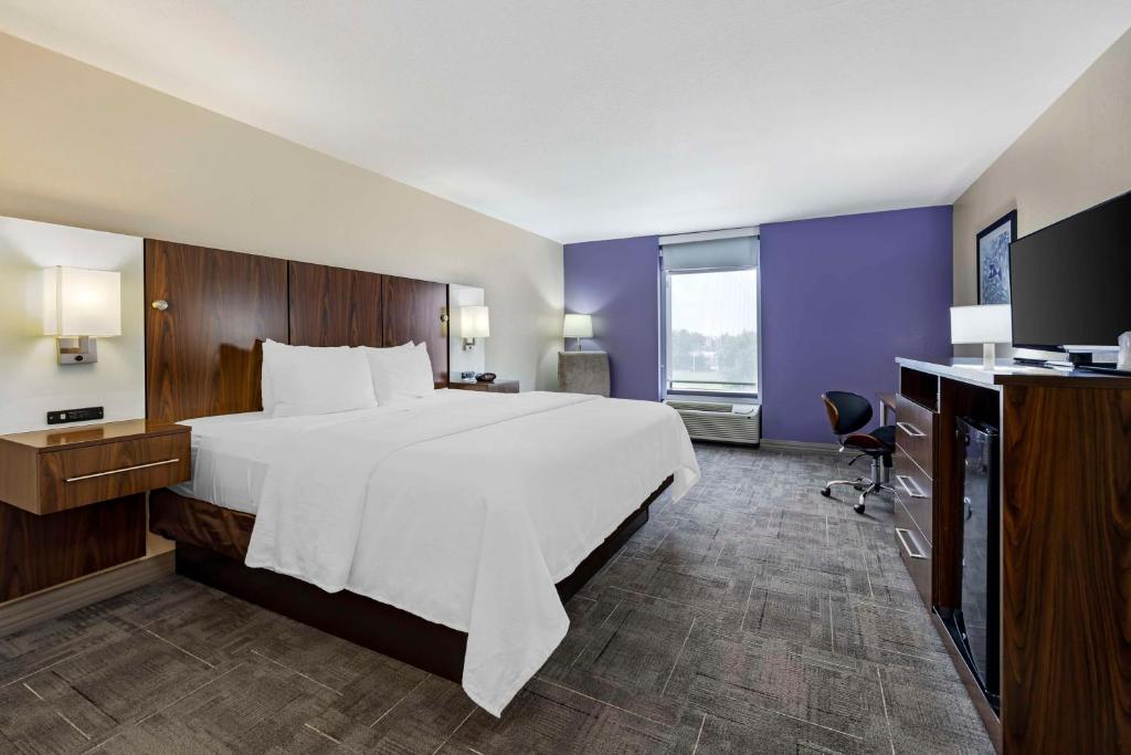 孟菲斯让X贝斯特韦斯特PLUS酒店的一间设有大床和窗户的酒店客房