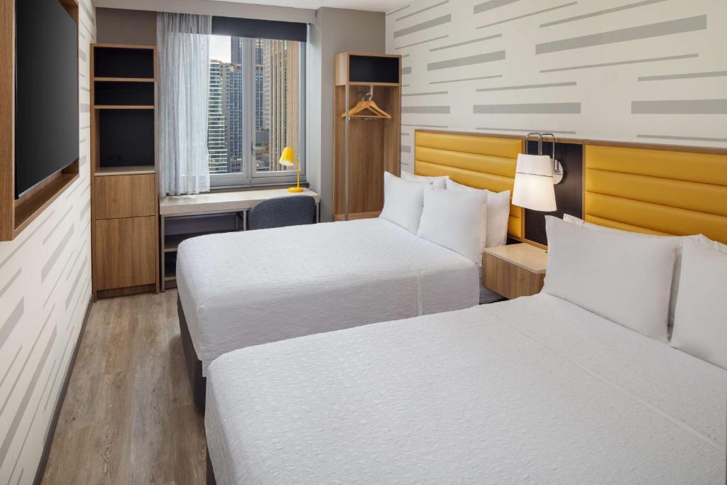 Hampton Inn by Hilton New York Times Square客房内的一张或多张床位