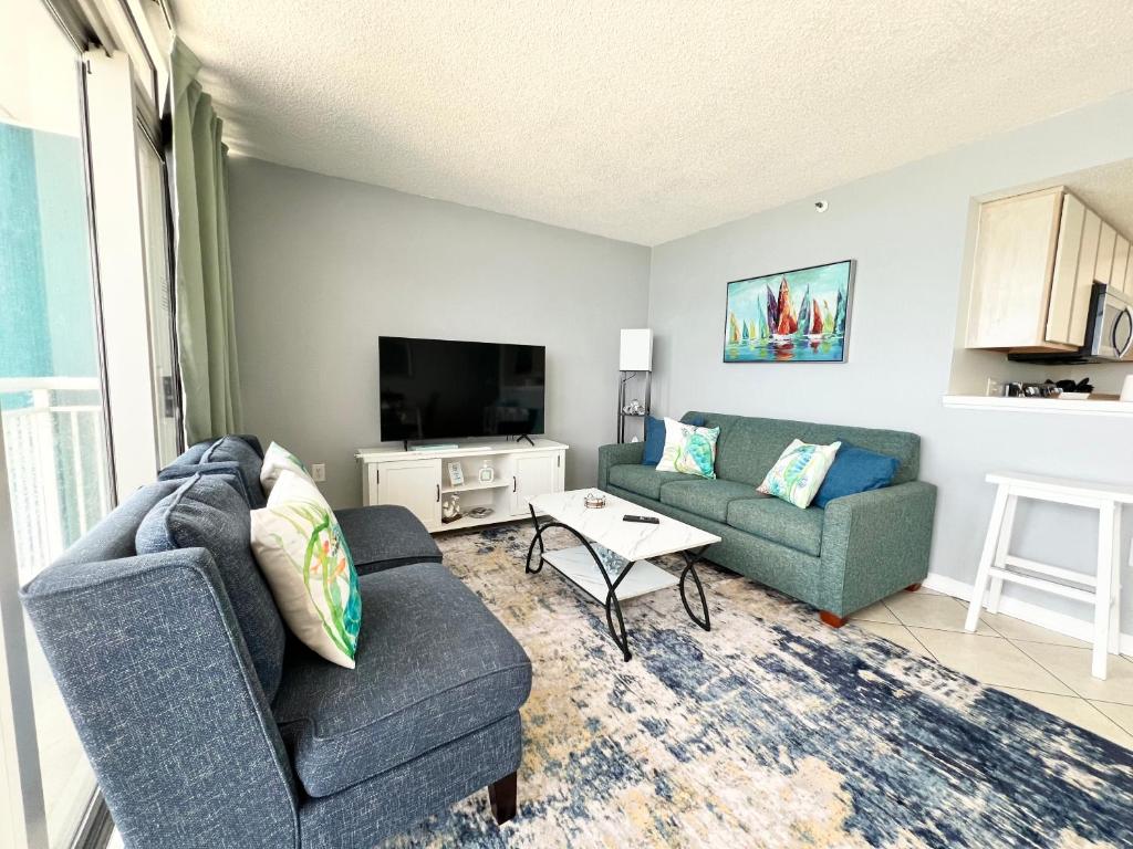 Oceanfront 2BR King Suite Atlantica Resort的电视和&#47;或娱乐中心