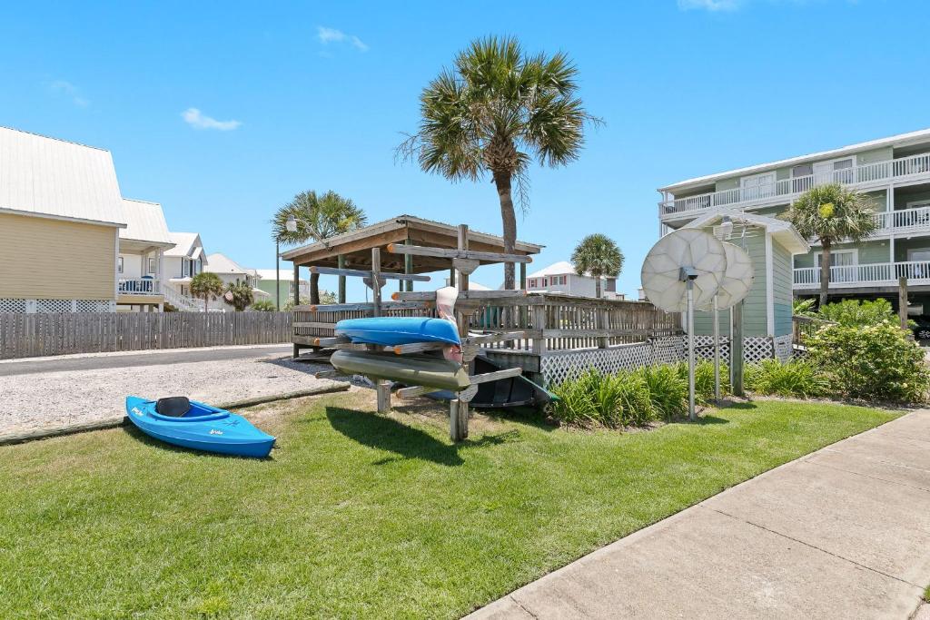3BR Condo Gulf Views with Pool, Boat Launch and Dock内部或周边的泳池