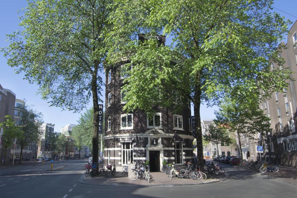 阿姆斯特丹圣尼古拉斯酒店的一座建筑前面停放着自行车