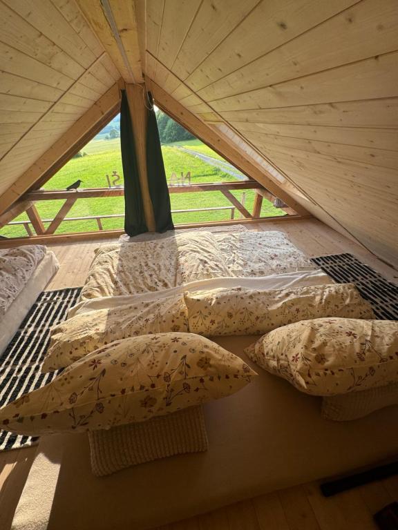 MochtínGlamping Salaš的帐篷内的一张床位,配有枕头和窗户