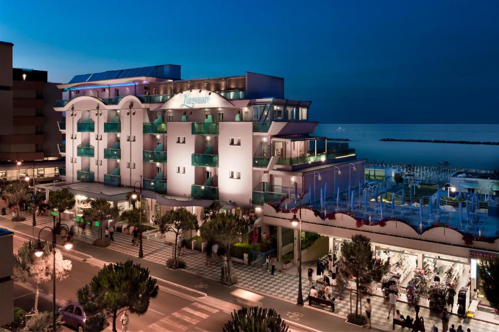 切塞纳蒂科露戈马雷酒店的一种以海洋为背景的酒店 ⁇ 染