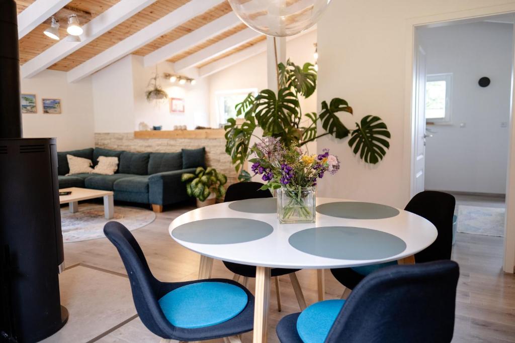 施特龙贝格Ferienhaus Leonidas的客厅配有白色桌子和蓝色椅子