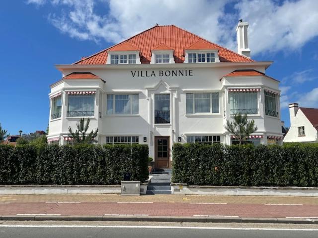 克诺克－海斯特Hotel Villa Bonnie的一座白色的建筑,上面的名字是Villa bonneau