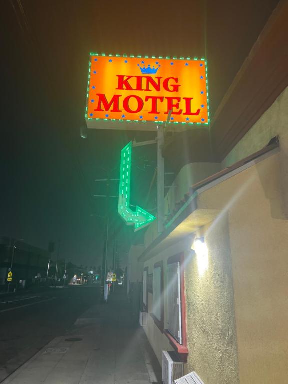 洛杉矶King Motel的大楼一侧的特大号汽车旅馆标志