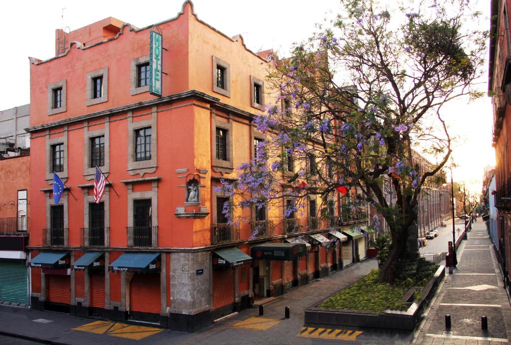 墨西哥城特姆普罗市长酒店的街道边的建筑物