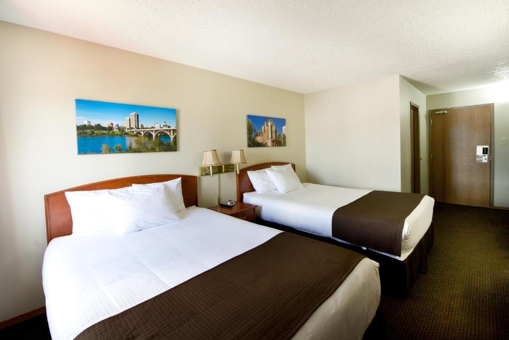 萨斯卡通海滨汽车旅馆 的一间酒店客房,房间内设有两张床