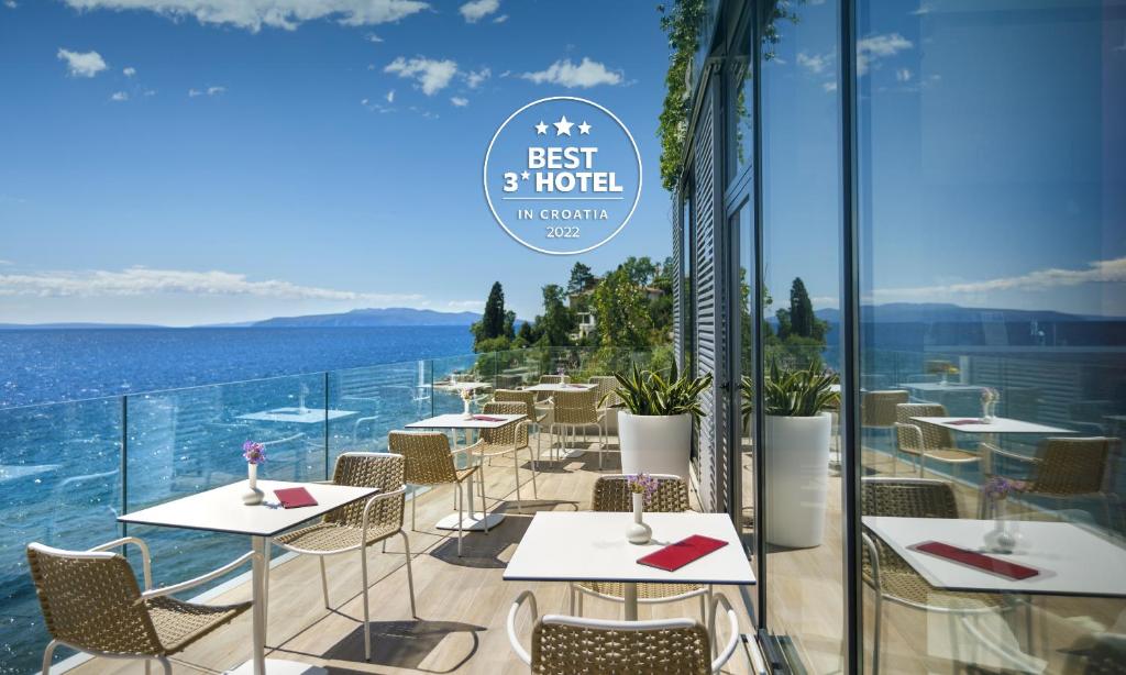 奥帕提亚Hotel Istra - Liburnia的一间带桌椅的海景餐厅