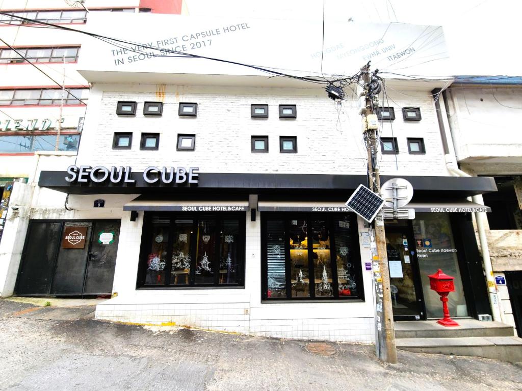 首尔Seoul Cube Itaewon的一座建筑的前方,有红色消防栓